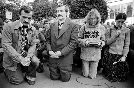 Lech Walesa (uprosted) se modl spolu s ostatnmi stvkujcmi  zamstnanci v lodnicch v polskm Gdasku. (28. srpna 1980)