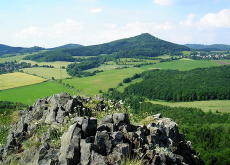 Vrch Panna (594 m) z vrcholu Trojhory