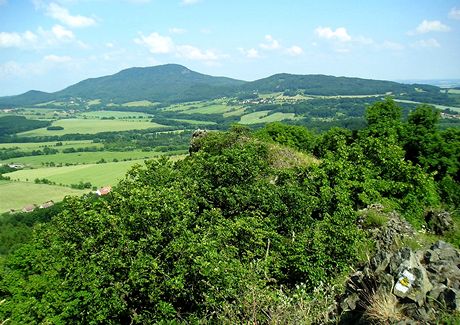 Vhledovmu panoramatu z Trojhory dominuje charakteristick vrch Sedlo (726 m)