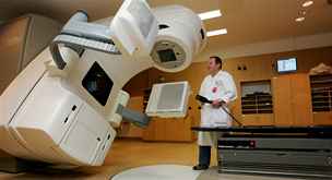 Hradecká fakultní nemocnice postupn modernizuje své vybavení, na snímku ozaovací pístroj na tamní onkologii. V pítím roce ji vak eká úsporný reim