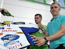 Petr Hubek a Marek Kvapil (vpravo) poktili nov dres hokejov Komety Brno (29. srpen 2010)