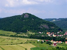 Vrch se zceninou hradu Kalich (536 m)  nad Tebunem (pohled z Trojhory)