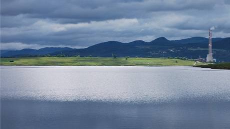 Psobivé panorama eského stedohoí naruují komíny teplárny v Trmicích.