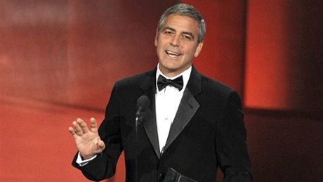 Moderátor cen Emmy George Clooney získal za své humanitární úsilí cenu Bob Hope Humanitarian Award (29. srpna 2010)