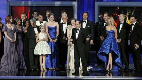 Producent Matthew Weiner s týmem seriálu Mad Men pi událení cen Emmy (29. sprna 2010)