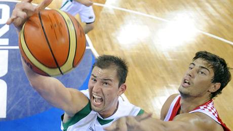 Slovinský basketbalista Primo Brezec se snaí zakonit pes bránícího chorvatského basketbalistu Anteho Tomie. 