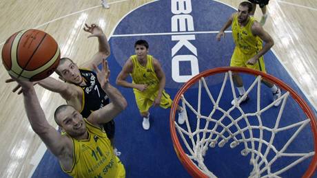 Nmecký basketbalista Tim Olbrecht (druhý zleva) se snaí zblokovat selu Australana Marka Worthingtona.