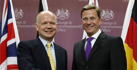 Britsk f diplomacie William Hague (vlevo) a jeho nmeck protjek Guido Westerwelle