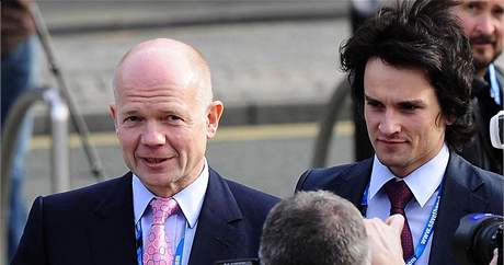 Britský éf diplomacie William Hague (vlevo) a jeho bývalý poradce Christopher Myers