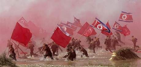 Jihokorejt vojci bhem rekonstrukce bitvy mezi Jin Koreou (vojci v zelenm) a Severn Koreou u eky Naktong pi pleitosti 60. vro Korejsk vlky. (3. z 2010)