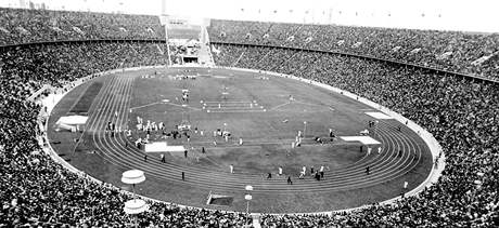 Do posledního místa zaplnné tribuny berlínského stadionu sledují Hry v roce 1936