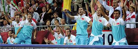 FOTBALOV RADOST NA BASKETBALE. Fotbalist Turecka pili podpoit kolegy z basketbalov reprezentace na osmifinle MS proti Francii.