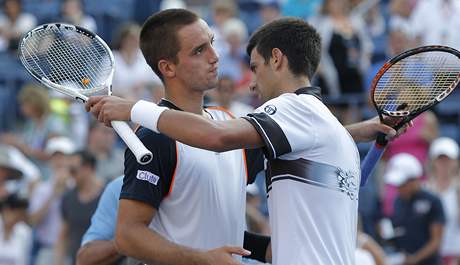 Srbsk tenista Novak Djokovi (vpravo) se objm s krajanem Viktorem Troickm po vzjemn bitv v 1. kole US Open 2010