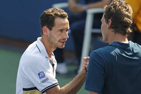 Tom Berdych (vpravo) gratuluje Michaelu Llodrovi k postupu do 2. kola US Open