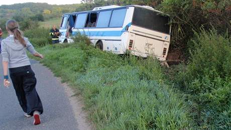 Pt lidí bylo zranno pi nehod autobusu na silnici mezi obcemi Silvky a Mlany na Brnnsku (6. záí 2010)