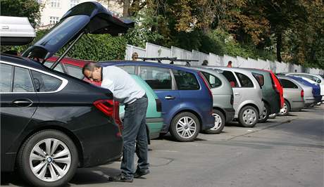 Situace je váná v centru msta i nkterých ostatních ástech. Pes den je problém odstavit auto teba u dtské nemocnice v erných Polích (na snímku).