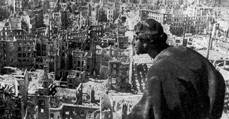 Pohled na jiní ást Dráan z ve Nové radnice, která jako zázrakem peila bombardování 13. února 1945. (17. záí 1945)