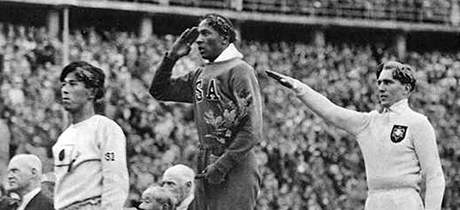 Olympijský vítz ve skoku do dálky, Amerian Jesse Owens (uprosted), bhem...