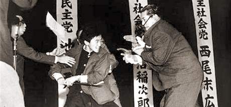 Vrada pedsedy japonských socialist Inejiro Asanumy. (12. íjna 1960)