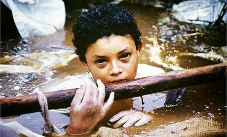 Tináctiletá Omayra Sánchezová byla uvznna po krk ve vod ti dny ne zemela. (13. listopadu 1985)