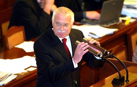 Prezident Václav Klaus hovoí 16. íjna 2003 k Poslanecké snmovn. Za svj projev si vyslouil boulivý potlesk, zákonodárci vládních stran vak jeho slovm píli netleskali.