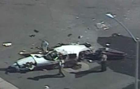 Snímek z televizního vysílání ukazuje trosky letounu na ulici