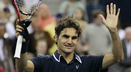 AHOJ KLUCI. vcar Federer zdrav divky po vtznm utkn tvrtfinle US Open proti vdu Sderlingovi.