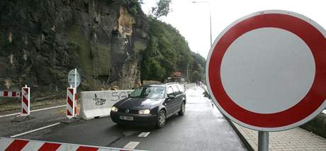 Mnoho idi si se zákazem vjezdu hlavu nelámou a zákaz nedodrují. (1. záí 2010)