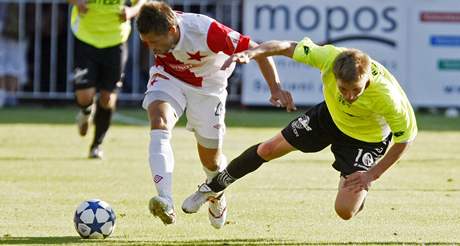 Slávista David Hubáek (vlevo) v souboji s jedním z pardubických fotbalist.