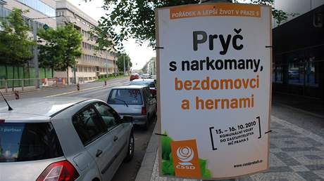 Plakáty SSD slibující vymýcení bezdomovc a narkoman zaplavily ulice Prahy 5.