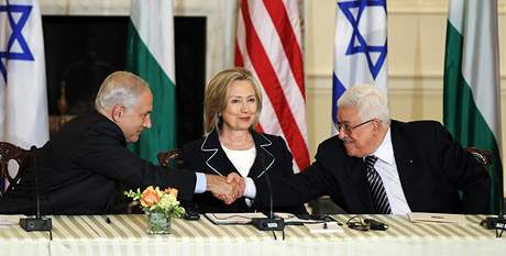 Hillary Clintonová je prostedníkem jednání mezi izraelským premiérem Benjaminem Netanjahuem (vlevo) a pedsedou palestinské samosprávy Mahmúdem Abbásem (2. záí 2010)