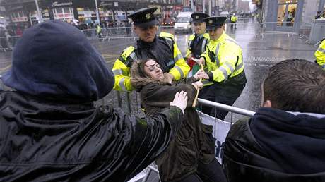 Protivlen demonstranti se snaili prolomit ztarasy, kter je dlily od Tonyho Blaira (4. z 2010)