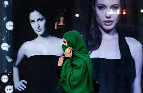 Afghnka prochz v Kbulu kolem vlohy s Angelinou Jolie