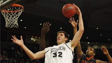 Randall Hanke v dresu Providence Friars