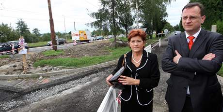 Premir Petr Neas a zlnsk primtorka Irena Ondrov si prohlej opravu silnice ze Zlna do Otrokovic.