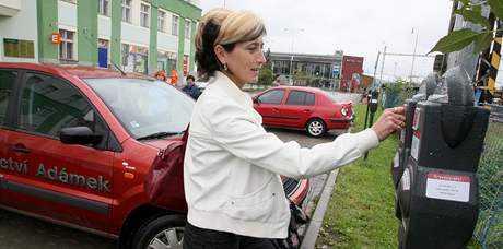 O placená parkovit v Havlíkov Brod místní píli zájem nemají, radnice se proto rozhodla, e stání zlevní.