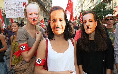 Francouzi vyrazili do ulic protestovat proti protiromským opatením. Sarkozyho ztvárnili jako Adolfa Hitlera.