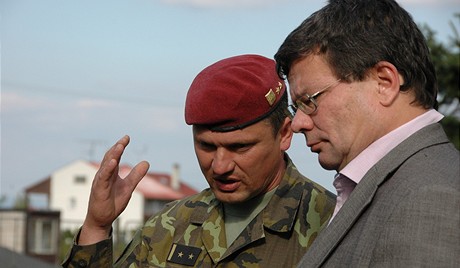 Ministr obrany Alexandr Vondra na návtv brigády rychlého nasazení v atci.