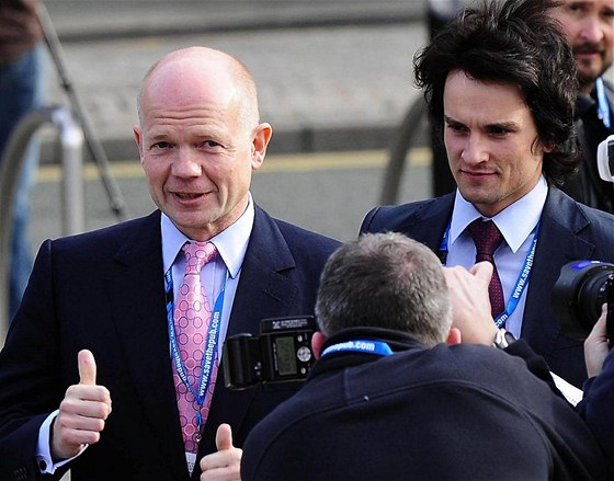 Britský éf diplomacie William Hague (vlevo) a jeho bývalý poradce Christopher Myers