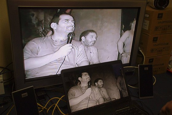 Mario Sepulveda, jeden z 33 uvznných chilských horník, hovoí bhem videokonference s nadzemím (5. záí 2010)