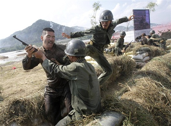 Jihokorejtí vojáci bhem rekonstrukce bitvy mezi Jiní Koreou (vojáci v zeleném) a Severní Koreou u eky Naktong pi píleitosti 60. výroí Korejské války. (3. záí 2010)