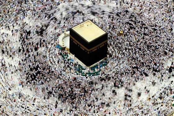 Desetitisíce muslim se v Mekce shromádily kolem posvátné Kaaby.