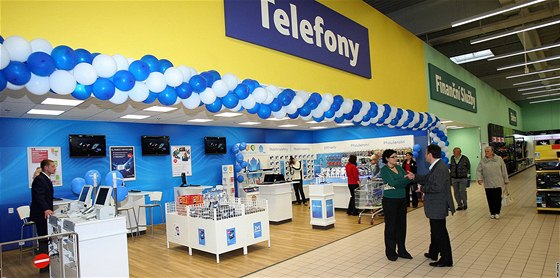 Nové "obchody v obchod" pímo na hlavní ploe hypermarketu Tesco na Rokycanské v Plzni
