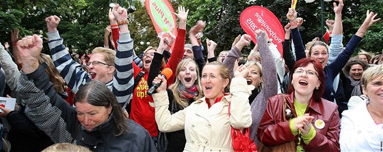 Lidé ve Smetanových sadech slaví zisk titulu Evropské msto kultury