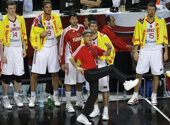 Turecká lavika v ele s trenérem Bogdanem Tanjeviem pi osmifinále MS 2010