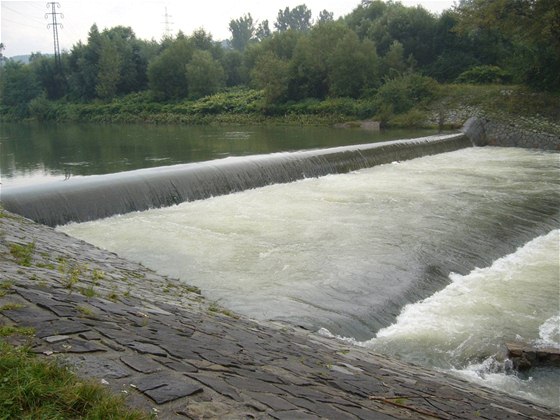 Na ece Bev na Vsetínsku zachraovali hasii vodáka, se kterým se pevrátila lo.