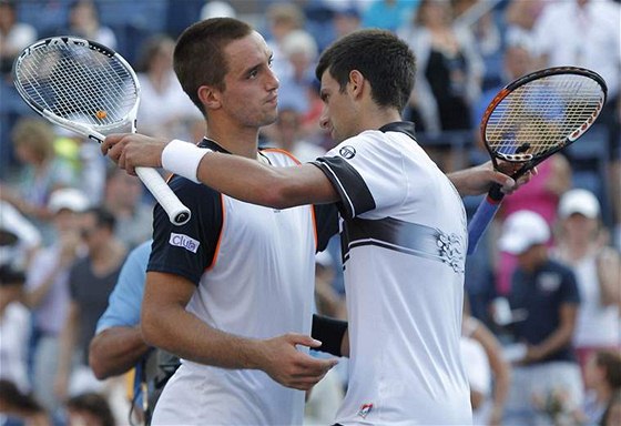 Novak Djokovi (vpravo) a Viktor Troicki proti sob svedli ptisetovou bitvu v 1. kole US Open