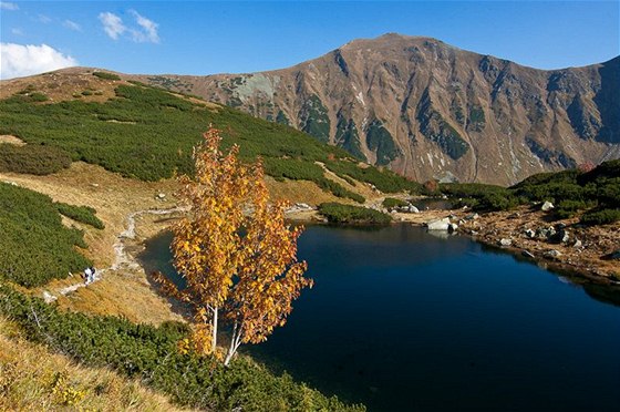 Pohled na Horné Roháske pleso, v pozadí Volovec