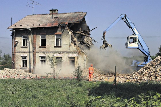 První z dom bohumínského ghetta u podlehl demolici.