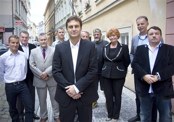 Manaer hokejové Sparty Petr Bíza pedstavil na tiskové konferenci svj volební tým. (1. záí 2010)